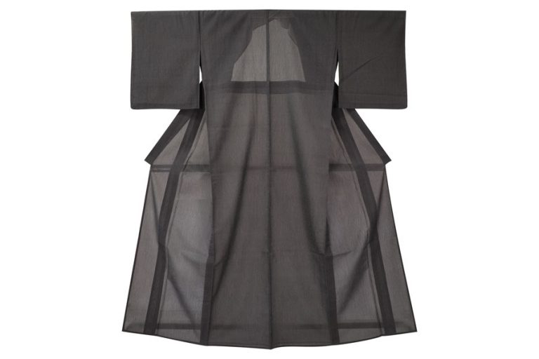 黒地の絹ちぢみの蚊絣文様の夏着物