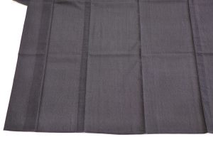 黒地の絹ちぢみの蚊絣文様の夏着物