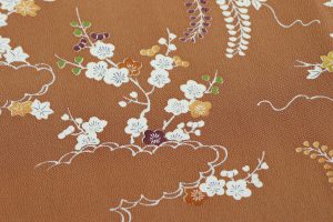 御簾雲花草文の志ま亀製の小紋
