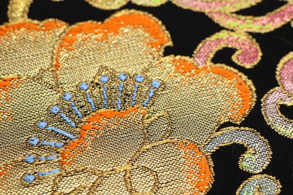 たつむら製の「経巻彩花錦」の袋帯