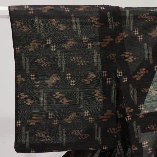 最新最全の 紬 着物 袷 ベージュ 琉球絣模様 日本和裁技術院 裄67 Ｍ