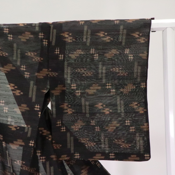 最新最全の 紬 着物 袷 ベージュ 琉球絣模様 日本和裁技術院 裄67 Ｍ